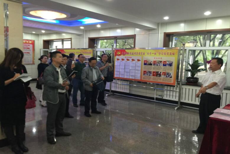 恒泰建設(shè)集團黨委副書記趙臣為與會人員介紹恒泰“兩學一做”學習教育開展情況.jpg